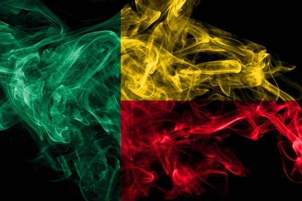 Benin füst zászló izolált fekete háttér — Stock Fotó