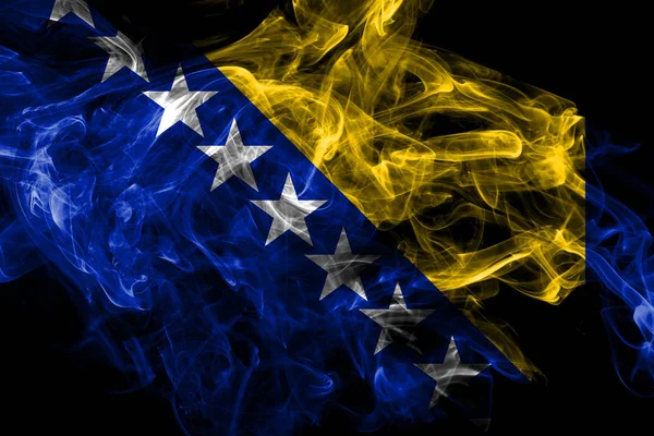 Bósnia e Herzegovina bandeira de fumaça isolada no fundo preto — Fotografia de Stock