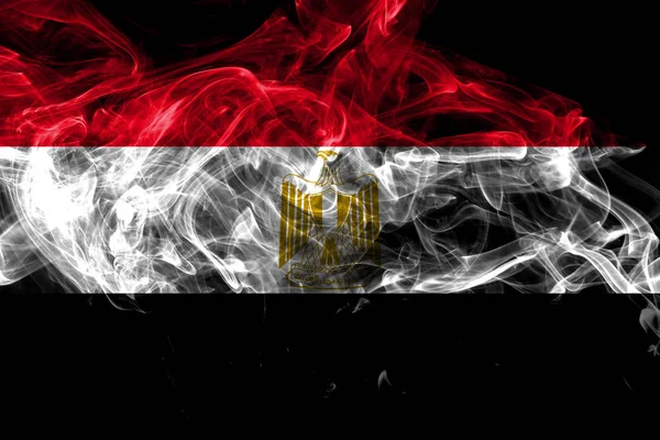 Egypte rook vlag geïsoleerd op zwarte achtergrond — Stockfoto