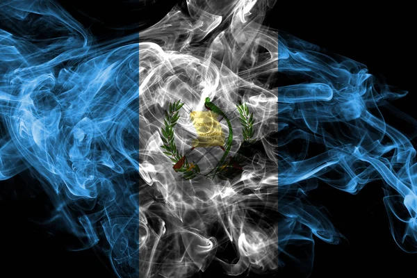 グアテマラ黒地に隔離された煙の旗 — ストック写真