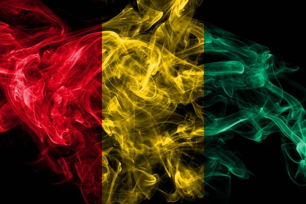 Bandera de humo de Guinea aislada sobre fondo negro —  Fotos de Stock
