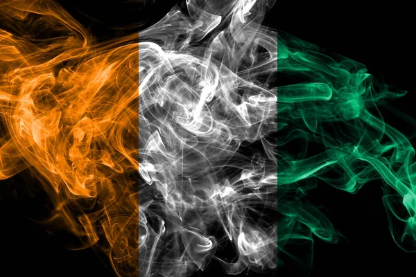 Ivoorkust rook vlag geïsoleerd op zwarte achtergrond — Stockfoto