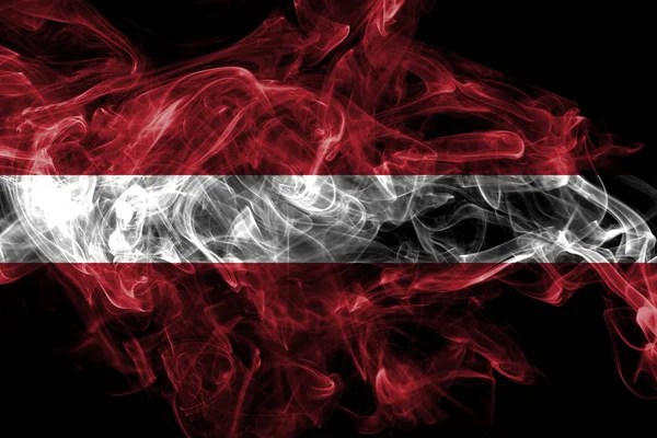 Bandera de humo Letonia aislada sobre fondo negro — Foto de Stock