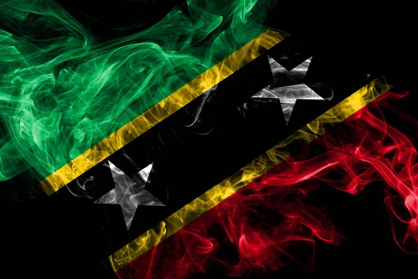 Saint Kitts e Nevis bandiera fumogena isolata su sfondo nero — Foto Stock