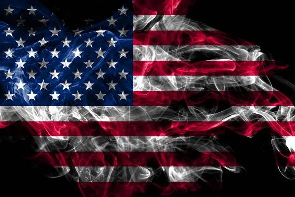 Stati Uniti bandiera di fumo isolata su sfondo nero — Foto Stock