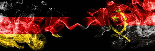 Niemcy vs Angola, Angolan smoky Mystic flagi umieszczone obok siebie. Grube kolorowe, jedwabiste flagi dymu Deutschland i Angola, Angolan — Zdjęcie stockowe