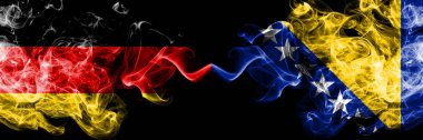 Almanya- Bosna-Hersek, Bosna'nın dumanlı mistik bayrakları yan yana yerleştirildi. Deutschland ve Bosna-Hersek, Bosna kalın renkli ipeksi duman bayrakları