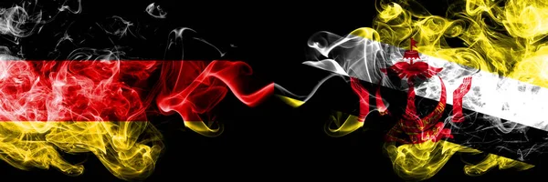 독일 vs 브루나이, 브루나이의 스모키 신비한 깃발이 나란히 배치되었습니다. 도이치랜드와 브루나이, 브루나이의 두꺼운 색의 부드러운 연기 깃발 — 스톡 사진