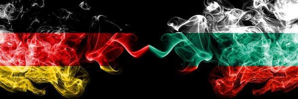Germania vs Bulgaria, bandiere mistiche fumose bulgare affiancate. Bandiere di fumo spesse colorate di seta di Deutschland e Bulgaria, Bulgaria — Foto Stock