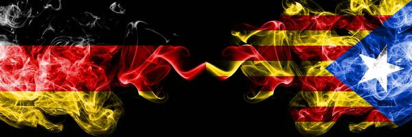 Alemania vs Cataluña, España banderas místicas ahumadas colocadas una al lado de la otra. Banderas de humo sedoso de color grueso de Deutschland y Cataluña, España — Foto de Stock