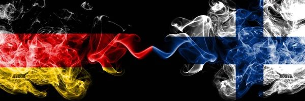 Německo vs. Finsko, finské zakouřené mystické vlajky umístěné bok po boku. Hustě zbarvené hedvábné kouřové vlajky Deutschland a Finska, finština — Stock fotografie