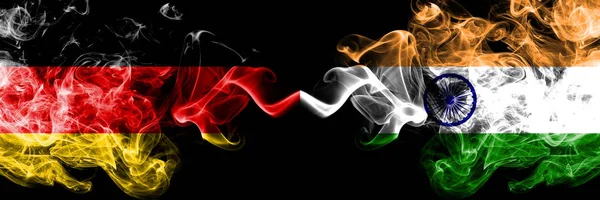 德国对印度，印度烟熏神秘旗帜并排放置。德国和印度、印度厚厚的彩色丝烟旗 — 图库照片