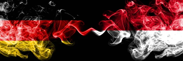 德国 vs 摩纳哥， 莫纳坎烟熏神秘旗帜并排放置.德国和摩纳哥，莫纳坎的厚彩色丝质烟旗 — 图库照片