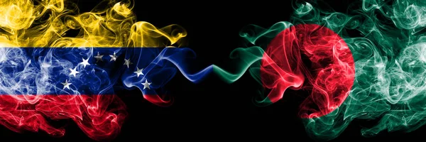Wenezuela vs Bangladesz, Bangladeszu smoky Mystic flagi umieszczone obok siebie. Grube kolorowe flagi dymu jedwabiste Wenezueli i Bangladeszu, Bangladeszu — Zdjęcie stockowe