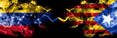 Venezuela Katalonya 'ya karşı, İspanya yan yana yerleştirilmiş dumanlı mistik bayraklar. Venezuela ve Katalonya 'nın kalın renkli dumanlı bayrakları, İspanya