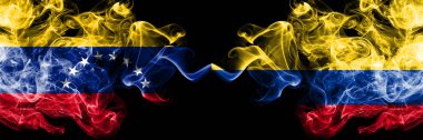 Venezuela Kolombiya 'ya karşı, Kolombiya' nın dumanlı mistik bayrakları yan yana. Venezuela ve Kolombiya 'nın koyu renkli dumanlı bayrakları.