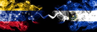 Venezuela, El Salvador 'a karşı. Yan yana yerleştirilmiş Salvadorlu dumanlı mistik bayraklar. Venezuela ve El Salvador 'un kalın renkli dumanlı bayrakları.