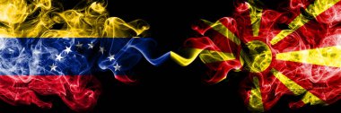 Venezuela Makedonya 'ya karşı, Makedon dumanlı mistik bayrakları yan yana yerleştirildi. Venezuela ve Makedonya 'nın kalın renkli dumanlı bayrakları, Makedon