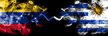 Venezuela, Uruguay 'a karşı Uruguay' ın yanyana yerleştirilmiş gizemli bayrakları. Venezuela ve Uruguay 'ın kalın renkli dumanlı bayrakları.