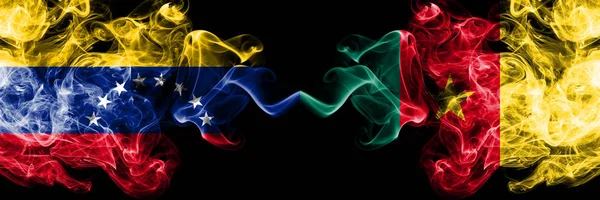 Венесуела проти Камеруну, Камерунський димний містичний прапор розміщений пліч-о-пліч. Товсті кольорові прапори з шовковим димом Венесуели та Камеруну (Камерун). — стокове фото