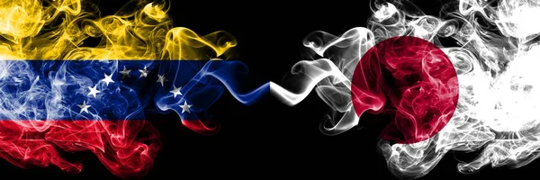 Wenezuela kontra Japonia, japońskie mistyczne flagi umieszczone obok siebie. Grube jedwabne flagi dymne Wenezueli i Japonii, Japoński — Zdjęcie stockowe