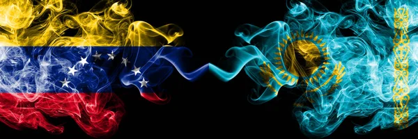 Венесуела проти Казахстану, казахстанські димові містичні прапори розміщені пліч-о-пліч. Товсті кольорові прапори шовкового диму Венесуели та Казахстану, Казахстану. — стокове фото