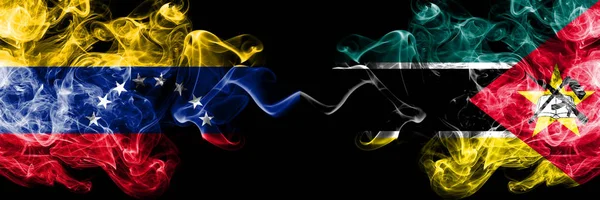 Венесуела - Мозамбік, мозамбікський димний містичний прапор, розміщений пліч-о-пліч. Товсті брунатні прапори диму у Венесуелі та Мозамбіку (Мозамбік). — стокове фото