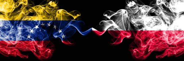 Venezuela vs Lengyelország, lengyel füstös misztikus zászlók elhelyezett egymás mellett. A lengyel és Venezuela vastag, selymes füstjelzői — Stock Fotó
