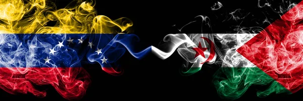 Venezuela vs Sahrawi rökig Mystic flaggor placerade sida vid sida. Tjocka färgade silkeslena rök flaggor i Venezuela och västsahariska — Stockfoto