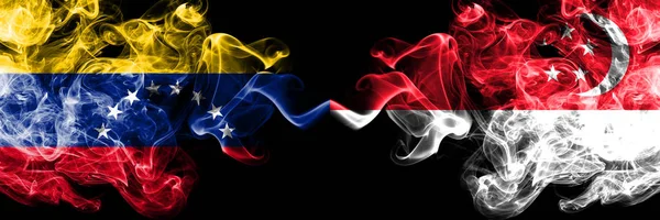 Venezuela vs Singapore, Singaporean smoky mystic flags placed side by side. Thick colored silky smoke flags of Venezuela and Singapore, Singaporean — Stock Photo, Image