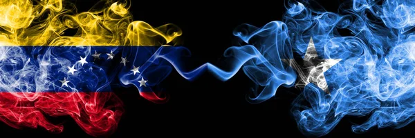 Venezuela vs Somalia, banderas místicas humeantes somalíes colocadas una al lado de la otra. Banderas de humo sedoso de color grueso de Venezuela y Somalia, Somalíes — Foto de Stock