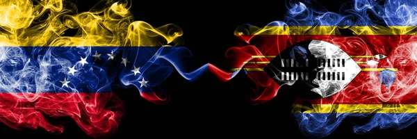 Βενεζουέλα εναντίον Σουαζιλάνδης, Σουαζιλάνδη καπνιστές μυστικιστικές σημαίες τοποθετημένες δίπλα δίπλα. Χοντρό χρώμα μεταξένια σημαίες καπνού της Βενεζουέλας και της Σουαζιλάνδης, Swazi — Φωτογραφία Αρχείου