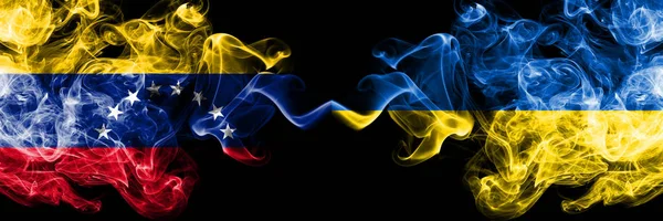 Венесуэла против Украины, украинские дымчатые мистические флаги, размещенные бок о бок. Толстые цветные шелковистые дымовые флаги Венесуэлы и Украины, украинский — стоковое фото