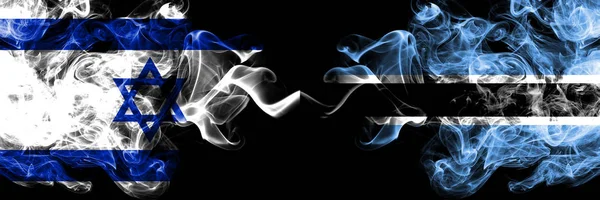 Israël vs Botswana, Drapeaux mystiques fumés du Botswana placés côte à côte. Fumées soyeuses de couleur épaisse drapeau d'Israël et du Botswana, Botswanais — Photo