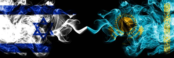 Israel vs Cazaquistão, Bandeiras místicas fumegantes do Cazaquistão colocadas lado a lado. Bandeira de fumaça sedosa de cor grossa de Israel e Cazaquistão, Cazaquistão — Fotografia de Stock