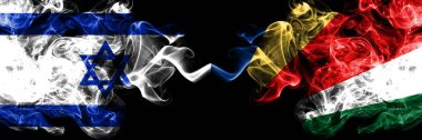 İsrail vs Seyşeller, Seychelloise dumanlı mistik bayraklar yan yana yerleştirilir. Kalın renkli ipeksi İsrail ve Seyşeller, Seychelloise bayrağı dumanlar