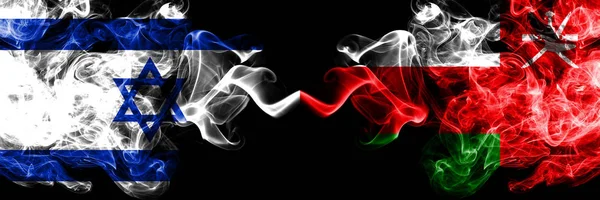 Israel vs Oman, omansk rökiga mystiska flaggor placerade sida vid sida. Tjocka färgade silkeslena röker flagga Israel och Oman, Omani — Stockfoto