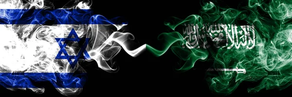 Izrael vs Szaúd-Arábia, Arab füstös misztikus zászlók elhelyezett egymás mellett. Vastag színes selymes füstek zászlaja Izrael és Szaúd-Arábia, Arab — Stock Fotó