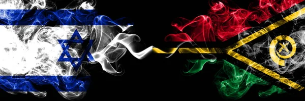 Izrael vs Vanuatu smoky Mystic flagi umieszczone obok siebie. Grube kolorowe jedwabiste pali flaga Izraela i Vanuatu — Zdjęcie stockowe