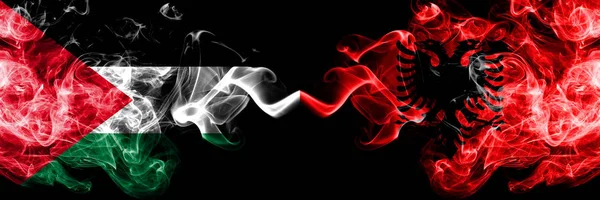 Palestyna vs Albania, albański smoky Mystic flagi umieszczone obok siebie. Grube kolorowe jedwabiste pali flaga Palestyńczyków i Albanii, albański — Zdjęcie stockowe