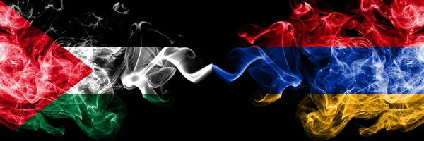 Filistin - Ermenistan, Ermeni dumanlı mistik bayrakları yan yana yerleştirildi. Kalın renkli ipeksi sigaralar Filistinliler ve Ermenistan, Ermeni bayrağı — Stok fotoğraf