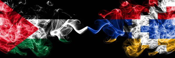 Palestyna vs Artsakh smoky Mystic flagi umieszczone obok siebie. Grube kolorowe jedwabiste pali flaga Palestyńczyków i artsakh — Zdjęcie stockowe