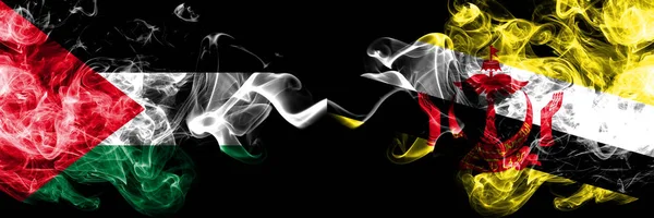 Palestine vs Brunei, drapeaux mystiques fumés brunéiens placés côte à côte. Fumées soyeuses de couleur épaisse drapeau des Palestiniens et Brunei, Brunéien — Photo
