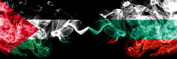 Palestina vs Bulgaria, banderas místicas ahumadas búlgaras colocadas lado a lado. Bandera de humo sedoso de color grueso de palestinos y Bulgaria, Bulgaria —  Fotos de Stock