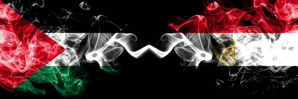 Palestina gegen Ägypten, ägyptische rauchige mystische Flaggen nebeneinander platziert. dicke, seidige Rauchfahne von Palästen und Ägyptern, ägyptisch — Stockfoto