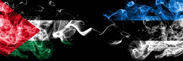 Palestyna vs Estonia, estoński smoky Mystic flagi umieszczone obok siebie. Grube kolorowe jedwabiste pali flaga Palestyńczyków i Estonii, estoński — Zdjęcie stockowe