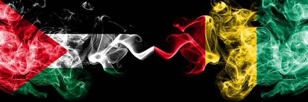パレスチナvsギニア、ギニアのスモーキーな神秘的な旗が並んで配置されています。パレスチナ人とギニア、ギニアの濃い色の絹のような煙の旗 — ストック写真