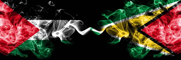 Palestine vs Guyane, drapeaux mystiques fumés guyanais placés côte à côte. Fumées soyeuses de couleur épaisse drapeau de Palestiniens et Guyane, Guyanais — Photo