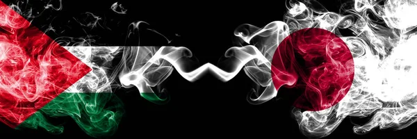 Palestine vs Japan, japanische rauchige mystische Fahnen nebeneinander platziert. dicke, seidige Rauchfahne der Palästinenser und Japaner, japanisch — Stockfoto