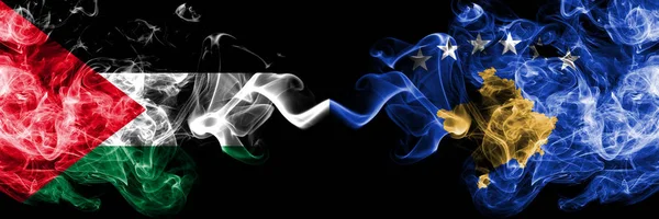 Palestina vs Kosovo, Serbien rökiga mystiska flaggor placerade sida vid sida. Tjocka färgade silkeslena rökningar flagga av palestinier och Kosovo, Serbien — Stockfoto